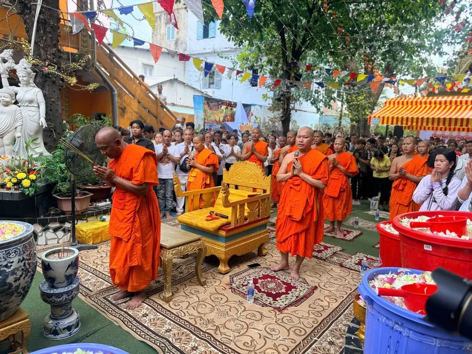 Đông đảo người dân tham dự nghi lễ tắm Phật trong Tết Chôl Chnăm Thmây Đông đảo người dân tham dự nghi lễ tắm Phật trong Tết Chôl Chnăm Thmây