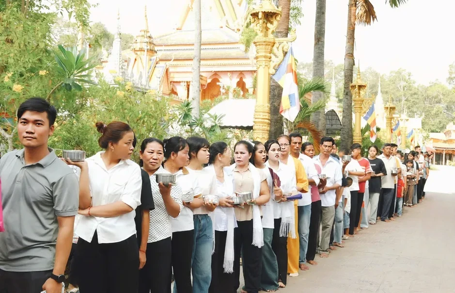 Đông đảo người dân tham dự nghi lễ tắm Phật trong Tết Chôl Chnăm Thmây Đông đảo người dân tham dự nghi lễ tắm Phật trong Tết Chôl Chnăm Thmây