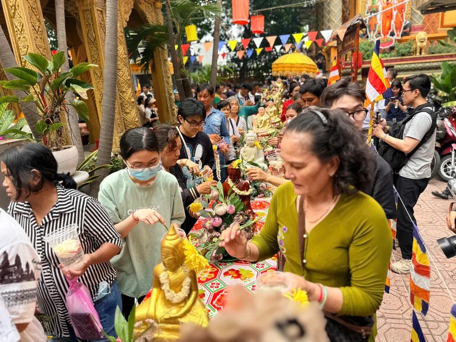 Đông đảo người dân tham dự nghi lễ tắm Phật trong Tết Chôl Chnăm Thmây Đông đảo người dân tham dự nghi lễ tắm Phật trong Tết Chôl Chnăm Thmây