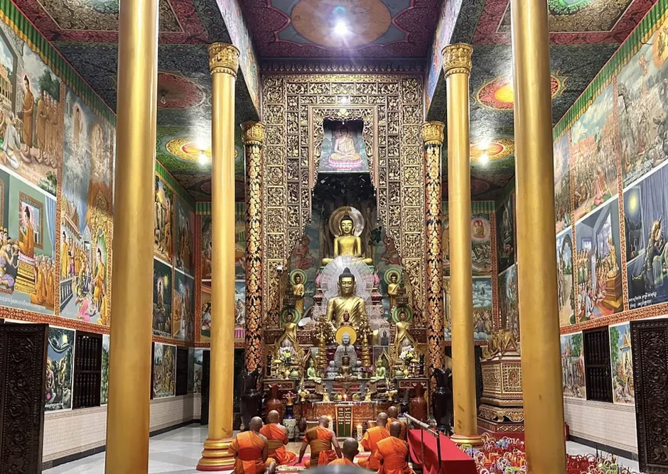 Đông đảo người dân tham dự nghi lễ tắm Phật trong Tết Chôl Chnăm Thmây Đông đảo người dân tham dự nghi lễ tắm Phật trong Tết Chôl Chnăm Thmây