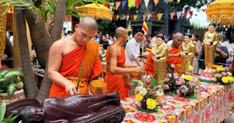 Đông đảo người dân tham dự nghi lễ tắm Phật trong Tết Chôl Chnăm Thmây