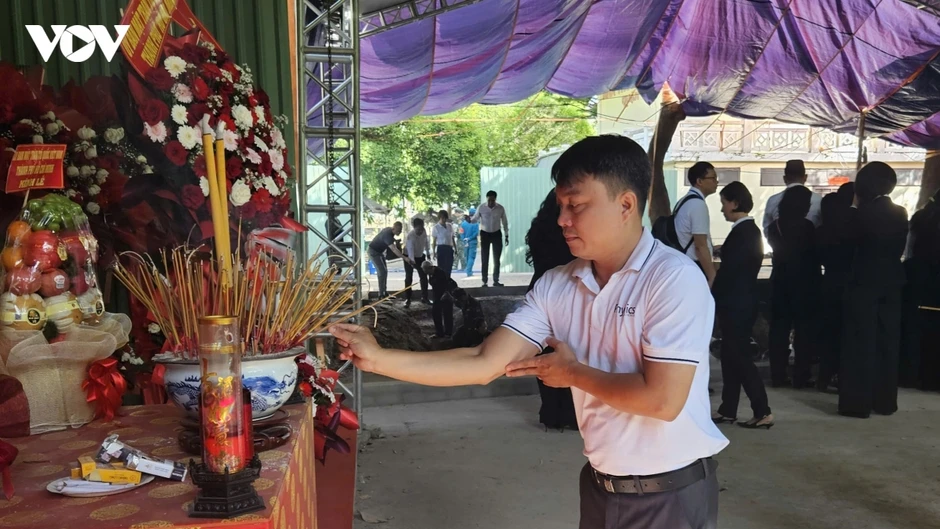 Đông đảo người dân TP.HCM đến tri ân liệt sĩ tại Công viên Lê Thị Riêng Đông đảo người dân TP.HCM đến tri ân liệt sĩ tại Công viên Lê Thị Riêng