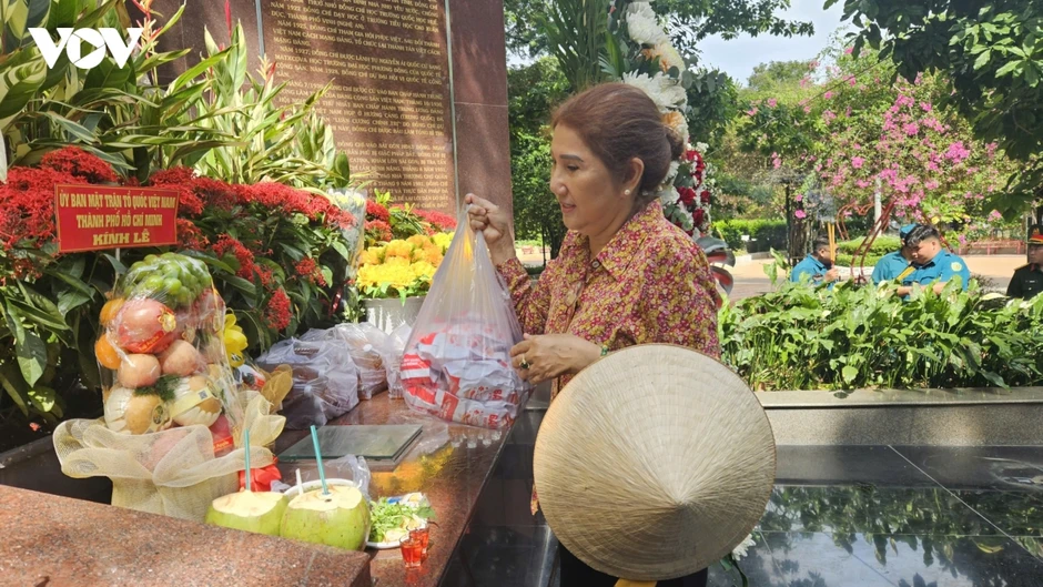 Đông đảo người dân TP.HCM đến tri ân liệt sĩ tại Công viên Lê Thị Riêng Đông đảo người dân TP.HCM đến tri ân liệt sĩ tại Công viên Lê Thị Riêng