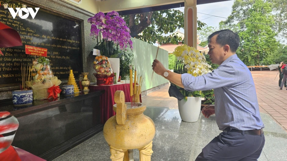 Đông đảo người dân TP.HCM đến tri ân liệt sĩ tại Công viên Lê Thị Riêng Đông đảo người dân TP.HCM đến tri ân liệt sĩ tại Công viên Lê Thị Riêng