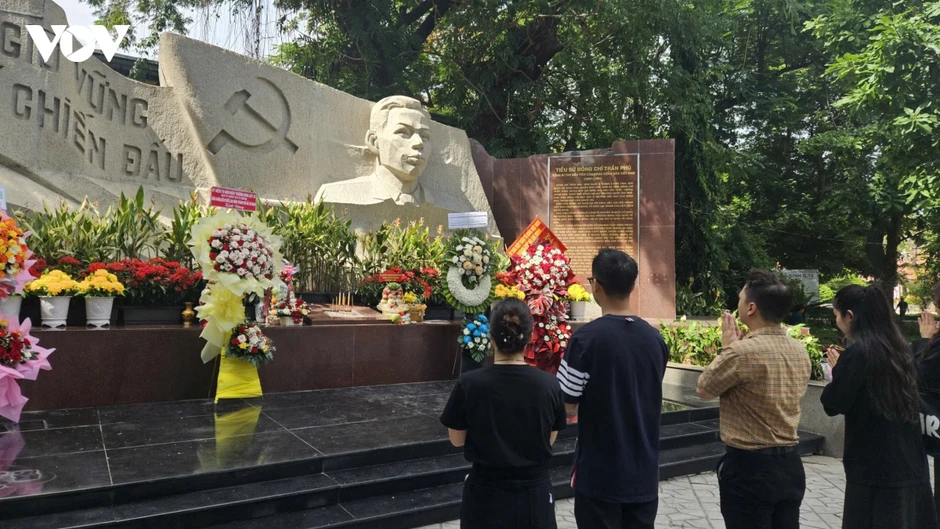 Đông đảo người dân TP.HCM đến tri ân liệt sĩ tại Công viên Lê Thị Riêng Đông đảo người dân TP.HCM đến tri ân liệt sĩ tại Công viên Lê Thị Riêng