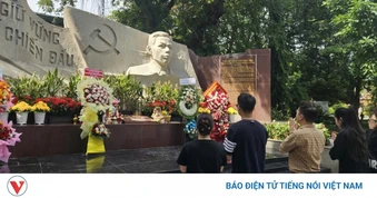 Đông đảo người dân TP.HCM đến tri ân liệt sĩ tại Công viên Lê Thị Riêng