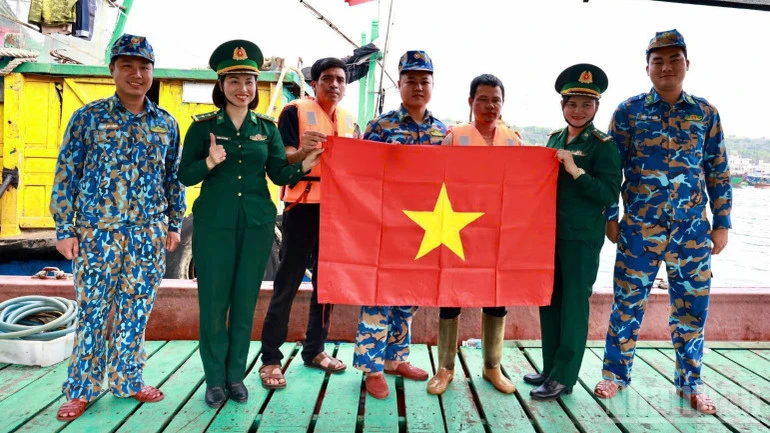 Đồng hành cùng ngư dân vươn khơi bám biển Đồng hành cùng ngư dân vươn khơi bám biển