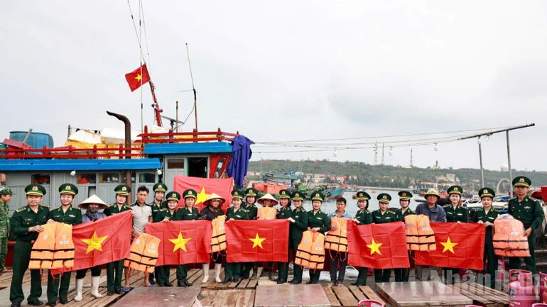 Đồng hành cùng ngư dân vươn khơi bám biển Đồng hành cùng ngư dân vươn khơi bám biển