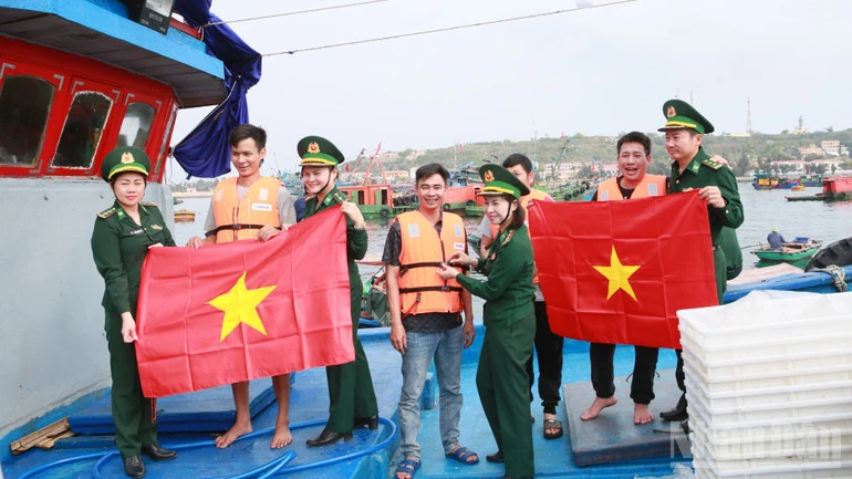 Đồng hành cùng ngư dân vươn khơi bám biển Đồng hành cùng ngư dân vươn khơi bám biển