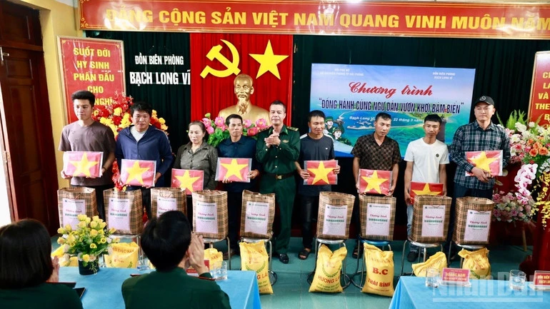Đồng hành cùng ngư dân vươn khơi bám biển Đồng hành cùng ngư dân vươn khơi bám biển
