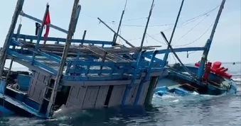 Dông lốc đánh chìm tàu cá Quảng Ngãi, 4 ngư dân được cứu