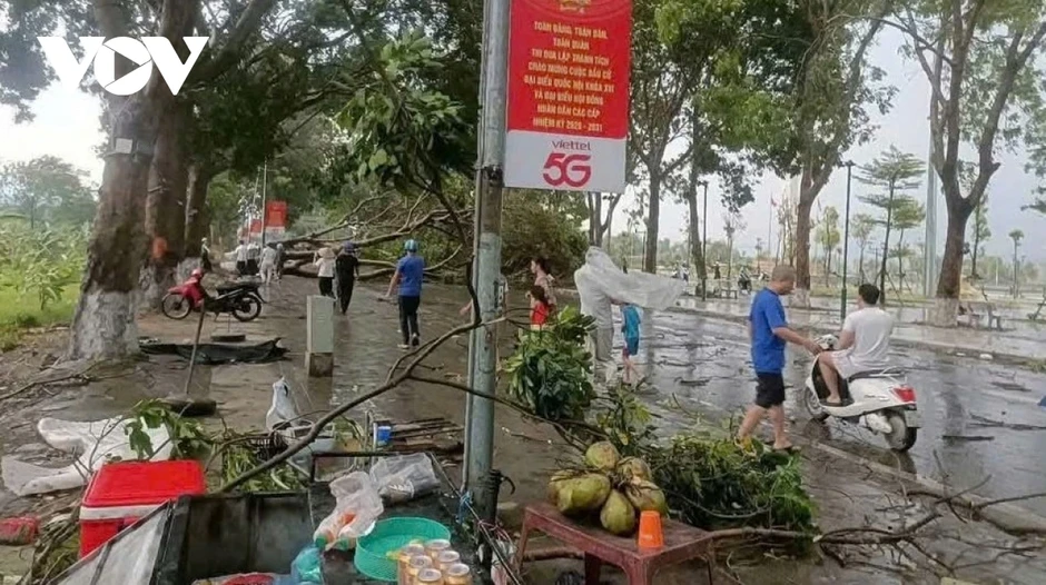 Dông lốc gây thiệt hại ở khu vực thị xã Nghĩa Lộ cũ, tỉnh Lào Cai Dông lốc gây thiệt hại ở khu vực thị xã Nghĩa Lộ cũ, tỉnh Lào Cai