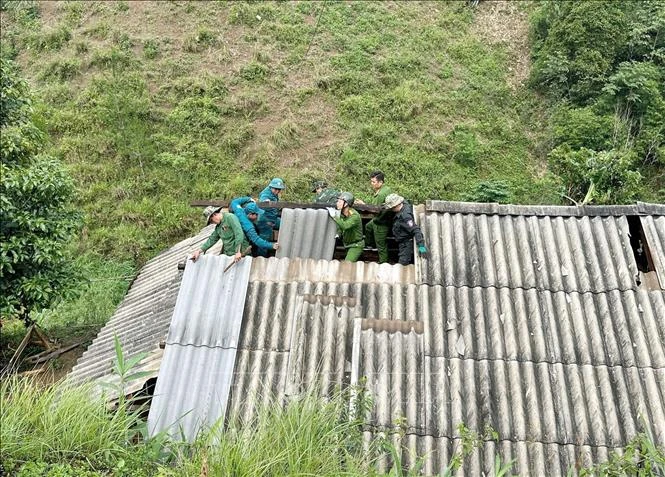 Dông lốc làm hư hỏng trường học, nhà cửa tại Đồng Nai và Sơn La Dông lốc làm hư hỏng trường học, nhà cửa tại Đồng Nai và Sơn La