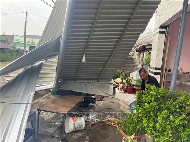 Dông lốc làm sập và tốc mái 47 căn nhà ở Đồng Tháp Dông lốc làm sập và tốc mái 47 căn nhà ở Đồng Tháp