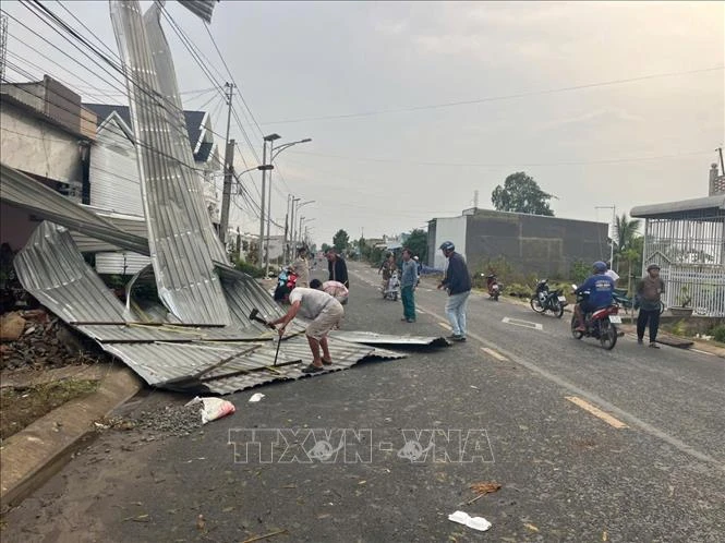 Dông lốc làm sập và tốc mái 47 căn nhà ở Đồng Tháp Dông lốc làm sập và tốc mái 47 căn nhà ở Đồng Tháp