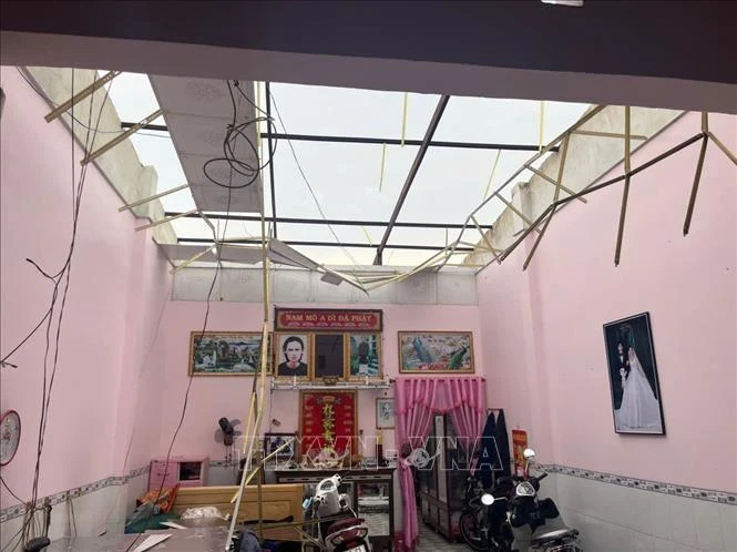 Dông lốc làm sập và tốc mái 47 căn nhà ở Đồng Tháp Dông lốc làm sập và tốc mái 47 căn nhà ở Đồng Tháp