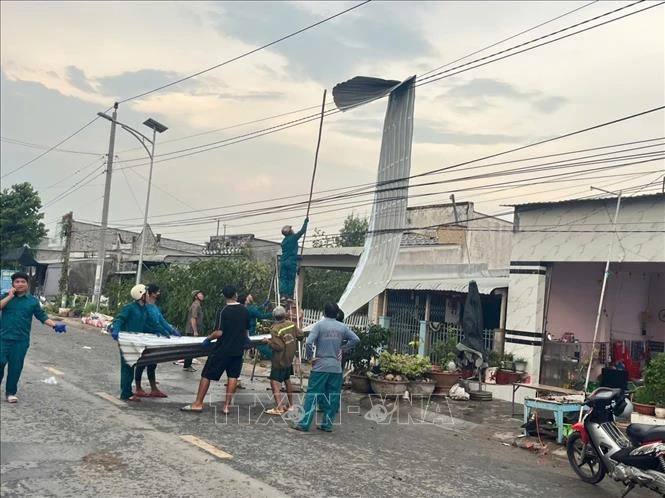 Dông lốc làm sập và tốc mái 47 căn nhà ở Đồng Tháp Dông lốc làm sập và tốc mái 47 căn nhà ở Đồng Tháp