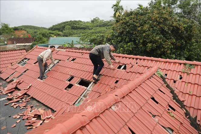 Dông lốc, mưa đá khiến hàng trăm ngôi nhà, hàng nghìn ha hoa màu bị hư hại Dông lốc, mưa đá khiến hàng trăm ngôi nhà, hàng nghìn ha hoa màu bị hư hại