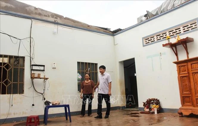 Dông lốc, mưa đá khiến hàng trăm ngôi nhà, hàng nghìn ha hoa màu bị hư hại Dông lốc, mưa đá khiến hàng trăm ngôi nhà, hàng nghìn ha hoa màu bị hư hại