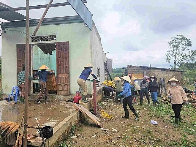 Dông lốc, mưa đá tại Nghệ An làm gần 1.000 nhà hư hỏng, hơn 8.000 ha lúa gãy đổ Dông lốc, mưa đá tại Nghệ An làm gần 1.000 nhà hư hỏng, hơn 8.000 ha lúa gãy đổ
