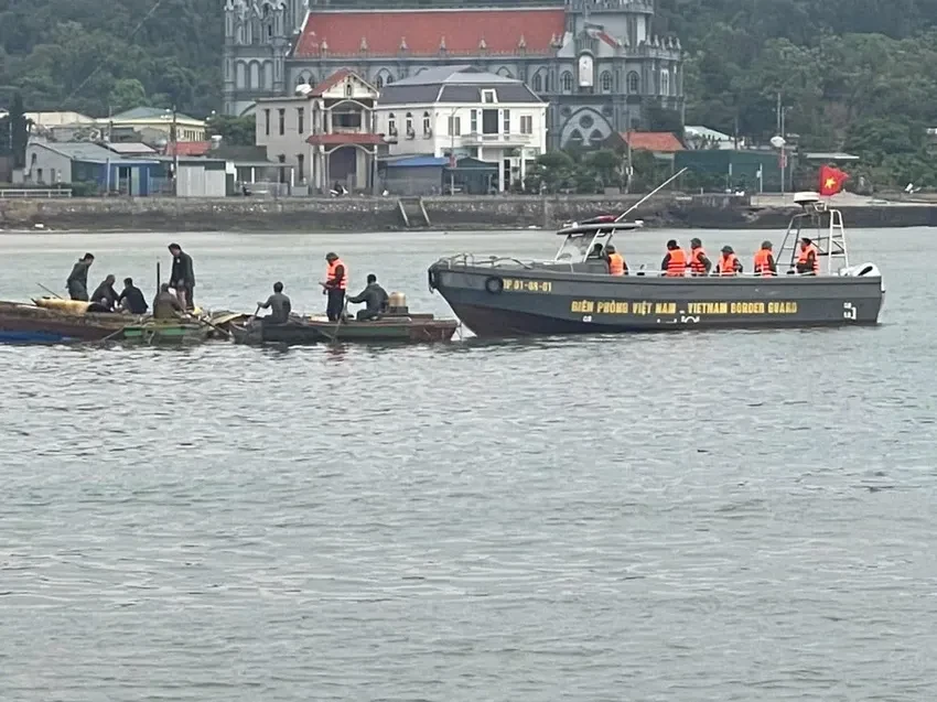 Dông lốc ở Cô Tô khiến 2 mẹ con tử vong