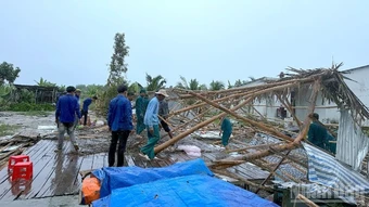 Dông lốc phá hỏng 27 nhà dân ở Cà Mau