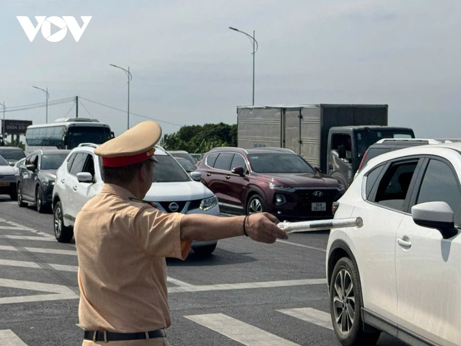 Đóng lối vào cao tốc Nội Bài - Lào Cai vì phương tiện tăng đột biến Đóng lối vào cao tốc Nội Bài - Lào Cai vì phương tiện tăng đột biến