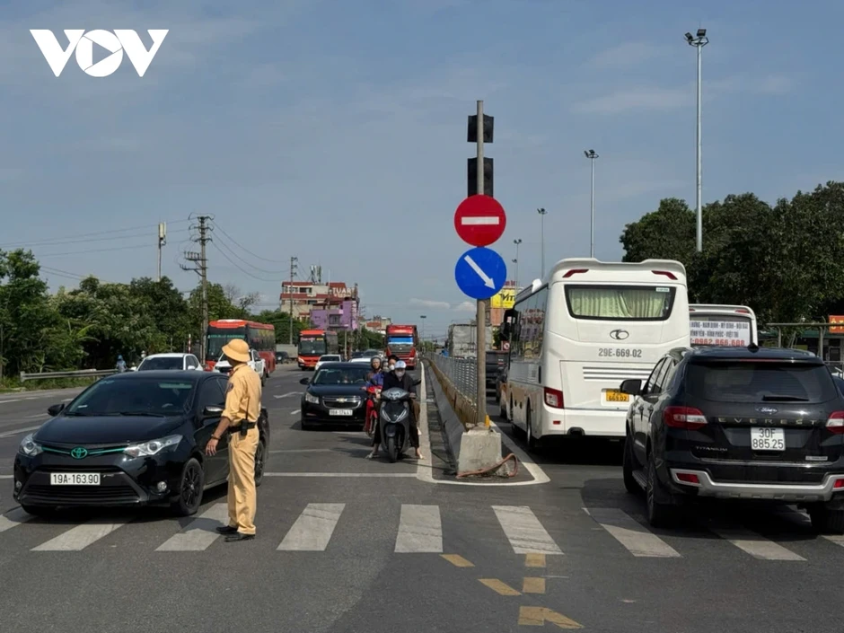 Đóng lối vào cao tốc Nội Bài - Lào Cai vì phương tiện tăng đột biến Đóng lối vào cao tốc Nội Bài - Lào Cai vì phương tiện tăng đột biến