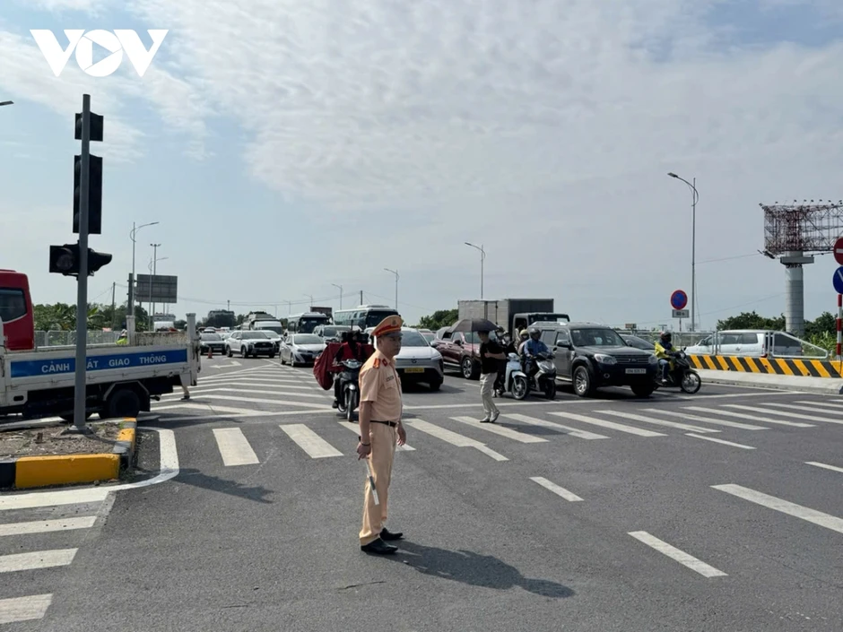 Đóng lối vào cao tốc Nội Bài - Lào Cai vì phương tiện tăng đột biến Đóng lối vào cao tốc Nội Bài - Lào Cai vì phương tiện tăng đột biến