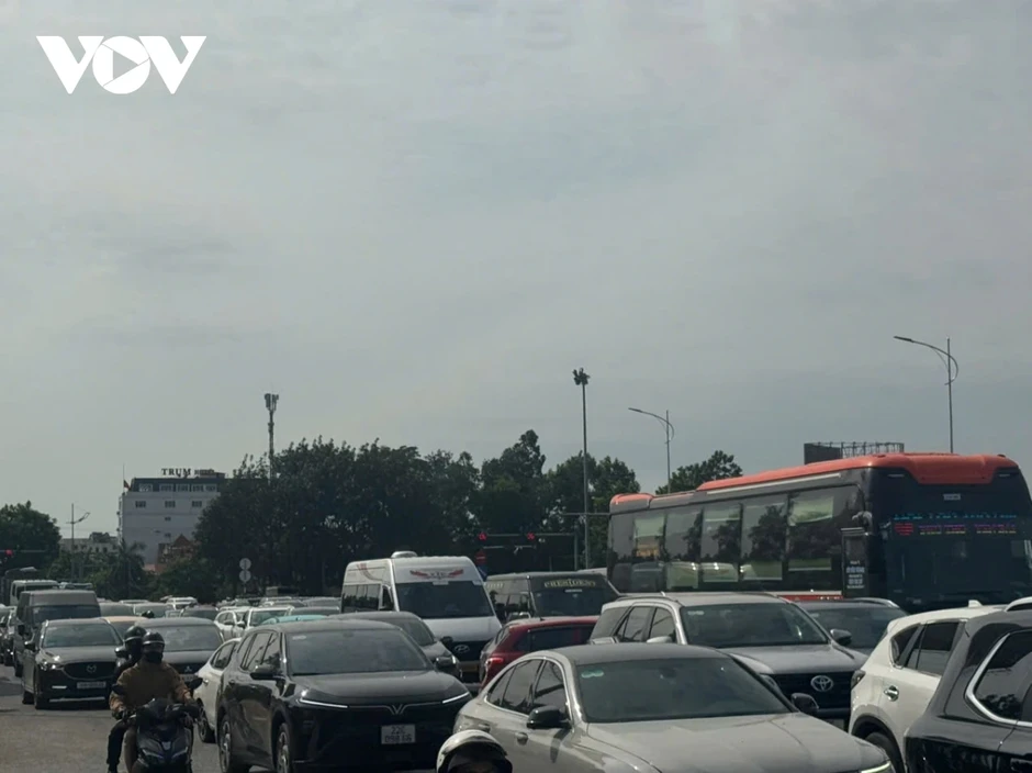 Đóng lối vào cao tốc Nội Bài - Lào Cai vì phương tiện tăng đột biến Đóng lối vào cao tốc Nội Bài - Lào Cai vì phương tiện tăng đột biến