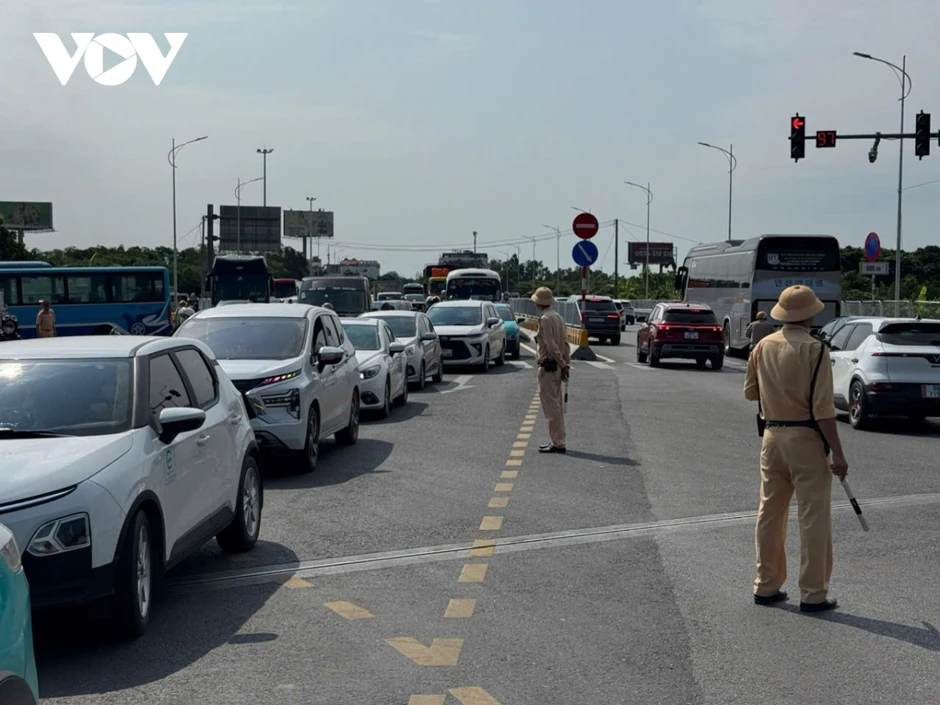 Đóng lối vào cao tốc Nội Bài - Lào Cai vì phương tiện tăng đột biến Đóng lối vào cao tốc Nội Bài - Lào Cai vì phương tiện tăng đột biến