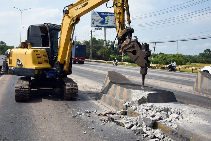 Đồng Nai bắt đầu tháo dỡ 2 trạm thu phí trên quốc lộ 51 Đồng Nai bắt đầu tháo dỡ 2 trạm thu phí trên quốc lộ 51
