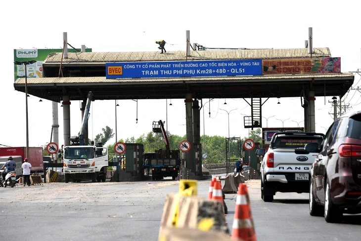 Đồng Nai bắt đầu tháo dỡ 2 trạm thu phí trên quốc lộ 51 Đồng Nai bắt đầu tháo dỡ 2 trạm thu phí trên quốc lộ 51