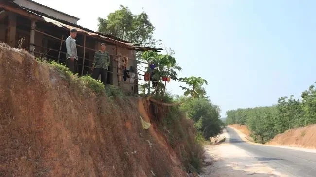 Đồng Nai: Kiểm tra, xử lý vụ hạ cốt nền ở xã Phú Riềng, Phú Trung khiến nhà dân cheo leo Đồng Nai: Kiểm tra, xử lý vụ hạ cốt nền ở xã Phú Riềng, Phú Trung khiến nhà dân cheo leo