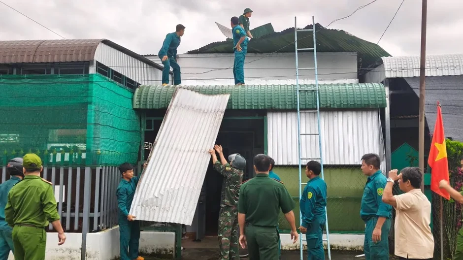 Đồng Nai, Lâm Đồng: Giông lốc làm tốc mái nhà và sập tường trường học