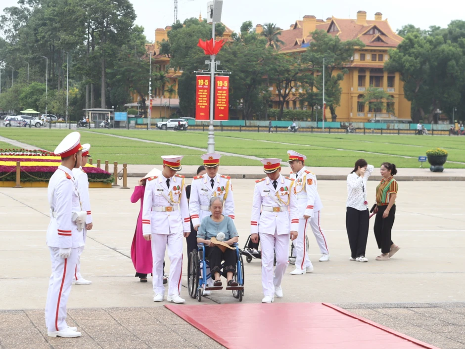 Dòng người kính cẩn vào Lăng viếng Bác dịp 19/5 Dòng người kính cẩn vào Lăng viếng Bác dịp 19/5
