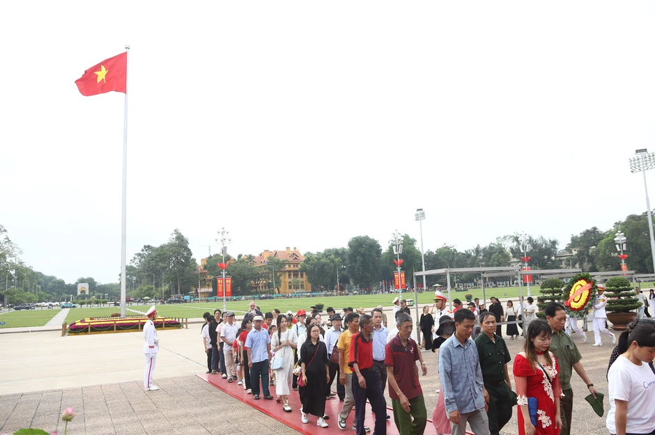 Dòng người kính cẩn vào Lăng viếng Bác dịp 19/5 Dòng người kính cẩn vào Lăng viếng Bác dịp 19/5