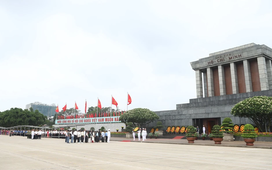 Dòng người kính cẩn vào Lăng viếng Bác dịp 19/5 Dòng người kính cẩn vào Lăng viếng Bác dịp 19/5