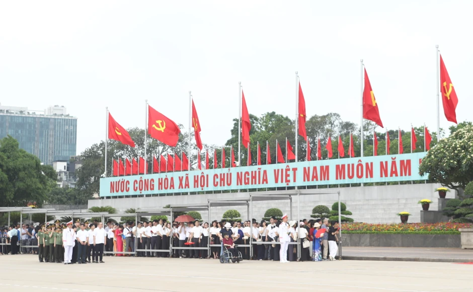 Dòng người kính cẩn vào Lăng viếng Bác dịp 19/5 Dòng người kính cẩn vào Lăng viếng Bác dịp 19/5