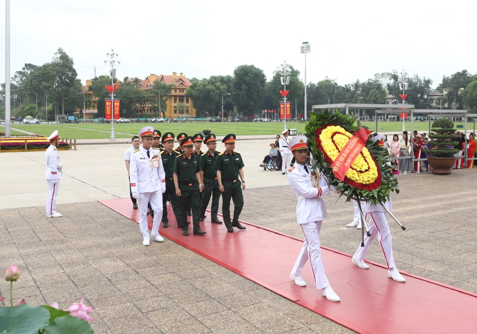 Dòng người kính cẩn vào Lăng viếng Bác dịp 19/5 Dòng người kính cẩn vào Lăng viếng Bác dịp 19/5