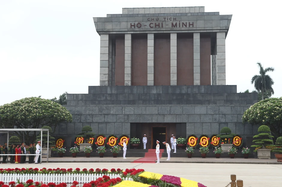 Dòng người kính cẩn vào Lăng viếng Bác dịp 19/5 Dòng người kính cẩn vào Lăng viếng Bác dịp 19/5