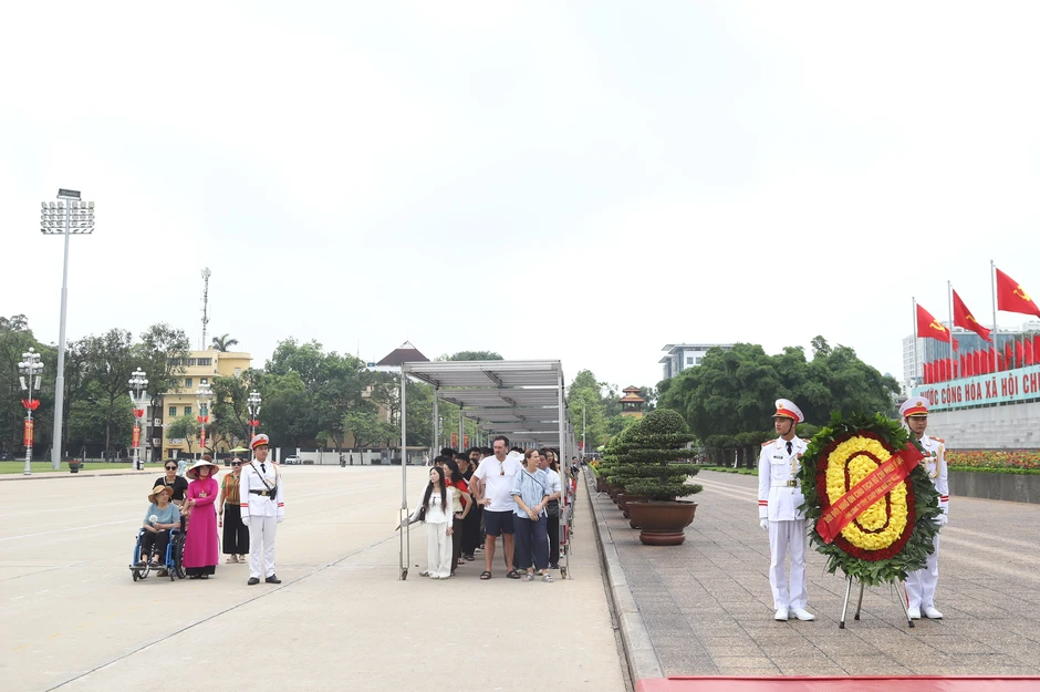 Dòng người kính cẩn vào Lăng viếng Bác dịp 19/5 Dòng người kính cẩn vào Lăng viếng Bác dịp 19/5