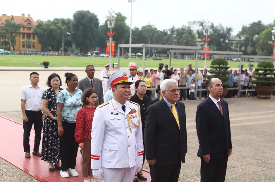 Dòng người kính cẩn vào Lăng viếng Bác dịp 19/5 Dòng người kính cẩn vào Lăng viếng Bác dịp 19/5