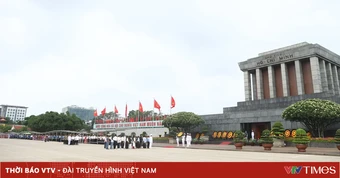 Dòng người kính cẩn vào Lăng viếng Bác dịp 19/5