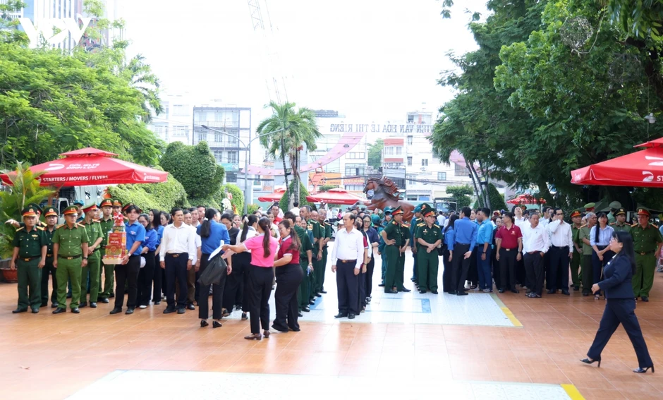 Dòng người lặng lẽ nối dài viếng anh hùng liệt sĩ tại Công viên Lê Thị Riêng