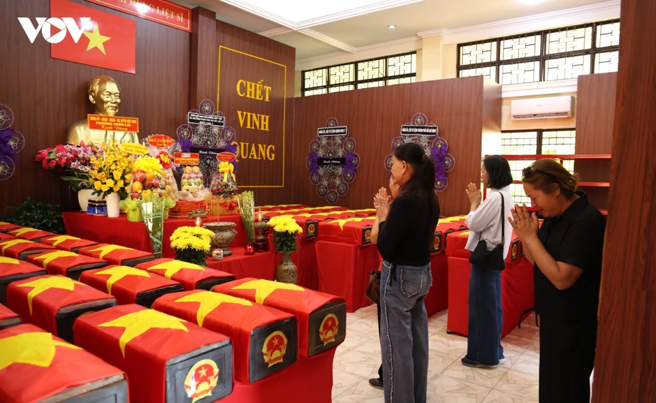 Dòng người lặng lẽ nối dài viếng anh hùng liệt sĩ tại Công viên Lê Thị Riêng