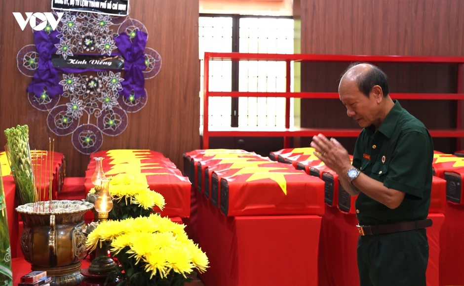 Dòng người lặng lẽ nối dài viếng anh hùng liệt sĩ tại Công viên Lê Thị Riêng