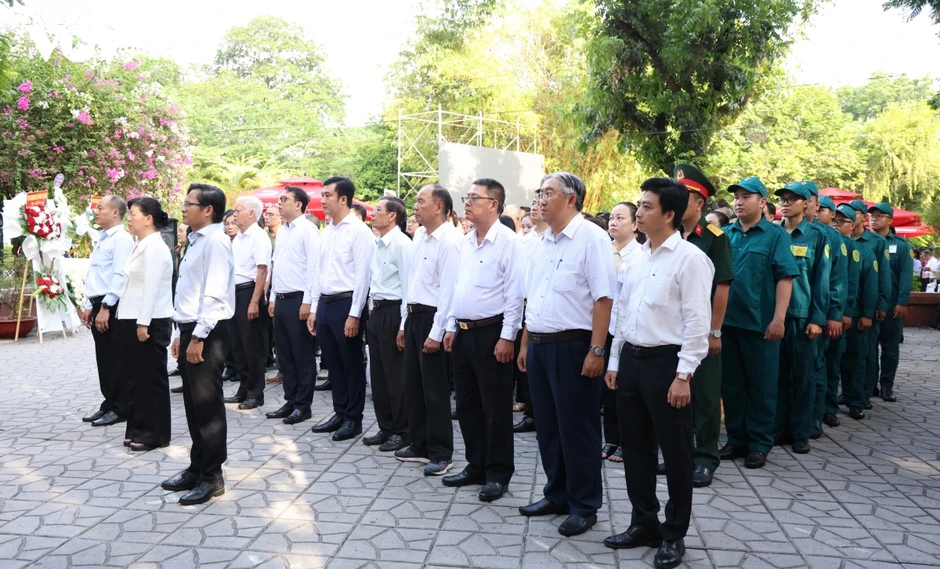 Dòng người lặng lẽ nối dài viếng anh hùng liệt sĩ tại Công viên Lê Thị Riêng