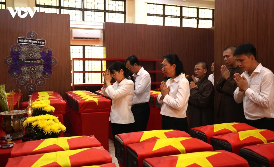 Dòng người lặng lẽ nối dài viếng anh hùng liệt sĩ tại Công viên Lê Thị Riêng