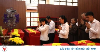 Dòng người lặng lẽ nối dài viếng anh hùng liệt sĩ tại Công viên Lê Thị Riêng